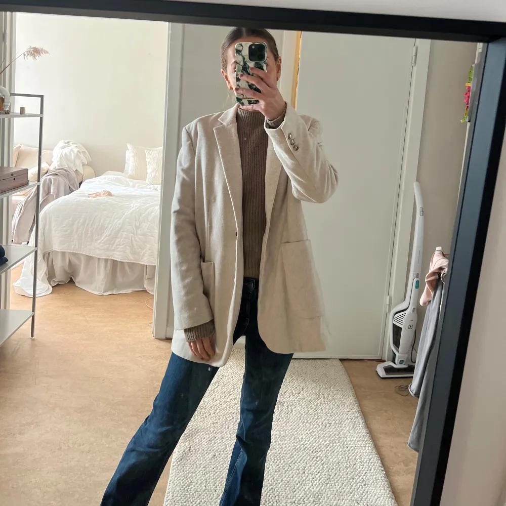 En kort kappa som liknar en blazer, passar bra att använda på hösten och våren då den är lite tjockare. I fint skick. Takit.