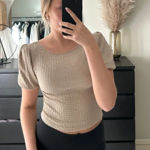 Beige blus - Säljer denna beige blus som går att bära på två sätt. Super fin inga defekter.🤎