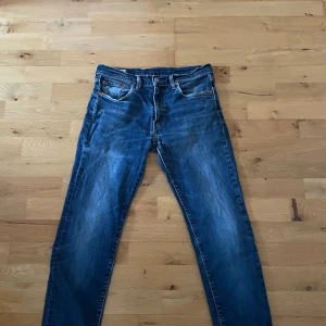 Levi’s Jeans - Ett par Levis jeans i bra skick. Jeansen är lågmidjade och lite mer skinny.  Storlek: W:30, L:32