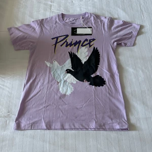 Lila Prince t-shirt från Carlings Culture - Säljer en supercool lila t-shirt från Carlings Culture. T-shirten är i bomull och har en lite oversize känsla med korta ärmar. Perfekt för dig som gillar lila. Nypris är 399kr och den är aldrig använd därmed priset 💜