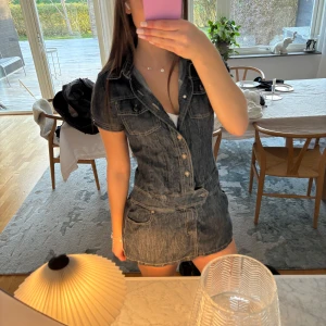 Jeans klänning  - Säljer denna superfina jeans klänning pågrund av att den är lite för kort för mig 🥺 super bra skick. 💙