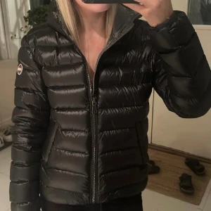 Colmar jacka - Säljer min jättefina Colmar jacka som är perfekt till vintern, nyskick ❤️