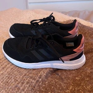 Fina springskor - Jättefina springskor eller skor som man kan träna i, ifrån adidas men dom kommer inte till användning så jag säljer dom, nyskick 