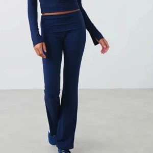 Yoga pants  - Säljer mina mörkblåa yoga pants som jag köpt från Sellpy men är från Gina ursprungligen, använda av mig ett par gånger men i bra skick. Skriv för egna bilder eller andra frågor! 