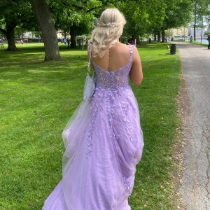 Balklänning  - Säljer min fina balklänning nu. Den har tre lager i kjolen, först något typ av siden material sen spets och sist tyll. Jag är 164 och har klackar på bilderna. Klänningen passar en s/xs