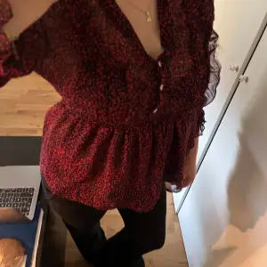 Jätte fin Zara topp🤩 Väldigt snygg men inte kommit till användning💗 Passar mig som vanligtvis har M