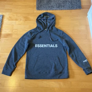 Essentials Hoodie - Utmärkt skick, använd ett fåtal gånger, passar folk mellan 172-180 cm.