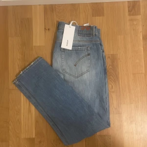 Dondup jeans - Dondup jeans nya med prislapp. Storlek 36, 43 cm i midjan och ben längd 103 cm.
