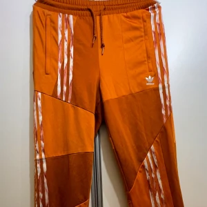 Danielle cathari x adidas orangea byxor - Mycket bra kvalitet och super bekväma, endast använda ett fåtal gånger. Riktigt coola men säljer tyvär dom då ja inte har mycket användning av dem.
