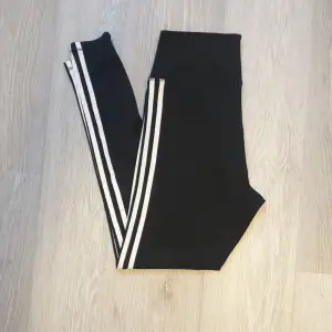 Säljer ett par träningstights från adidas. Skönt och stretchigt material med hög midja. Bra skick.