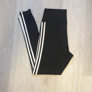 Adidas träningstights - Säljer ett par träningstights från adidas. Skönt och stretchigt material med hög midja. Bra skick.
