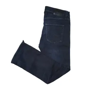 Feta jeans från Jack&Jones med skön tvätt!  regular fit passform och storlek W31 L30. Jeansmodellen heter Clark.