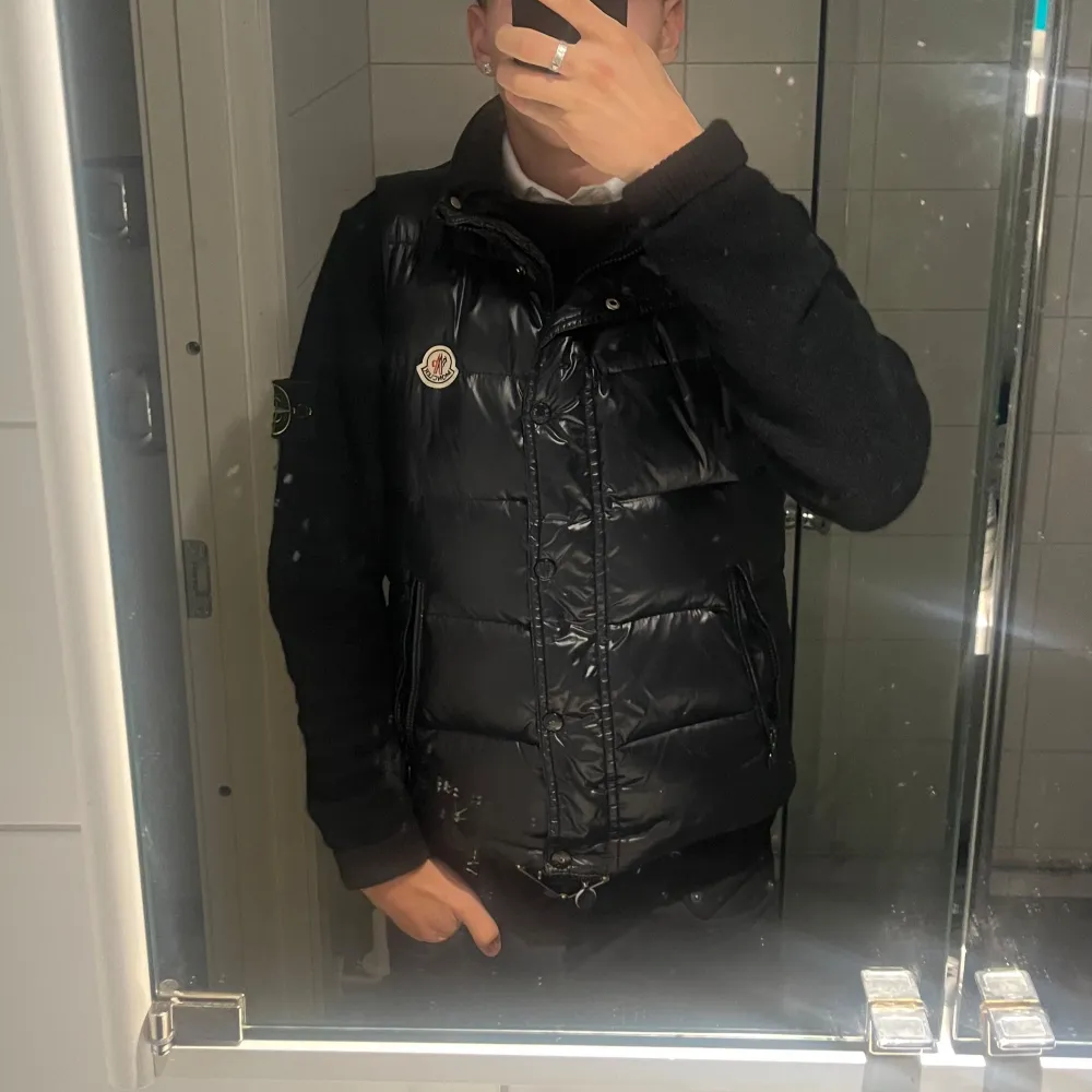  Säljer min feta Moncler-väst då den tyvärr är för liten för mig. Den är äkta och köpt i en Moncler-butik i New York för några år sedan. Observera att det finns ett litet hål i vänstra fickan och dragkedjan är paj men det går lätt att fixa. Hör av er vid frågor 🤙🏻🤙🏻🤙🏻. Jackor.