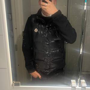  Säljer min feta Moncler-väst då den tyvärr är för liten för mig. Den är äkta och köpt i en Moncler-butik i New York för några år sedan. Observera att det finns ett litet hål i vänstra fickan och dragkedjan är paj men det går lätt att fixa. Hör av er vid frågor 🤙🏻🤙🏻🤙🏻