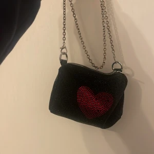 Handväska med hjärta - Kedjan är lite missfärgad men inget man stör sig på