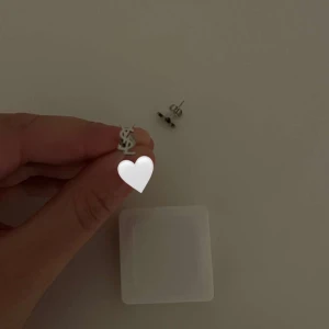 Saint laurent örhänge silver - Jättebra skick och jättefina! oanvända eftersom jag ej gillar silver 