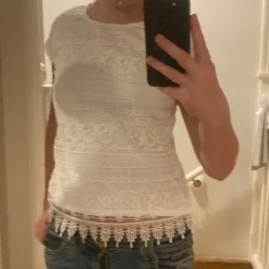 Vit spetstopp🤍 - Säljer denna vita spetstoppen eftersom den är för liten för mig🤍