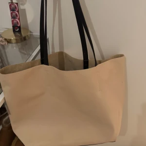 Väska  - En rymling väska från calvin klein i en fin rosa färg med svarta band. Men får plats med mycket i den och passar till allt 