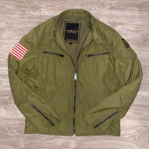 Ralph Lauren Jacka - Hej! Säljer en riktigt fet jacka från Ralph Lauren 🤘|| Storlek : L men sitter som M || Skick : Mycket bra || Modellen på sista bild är 188 och väger 76 kg || Har du några frågor är det bara att höra av sig 🙌