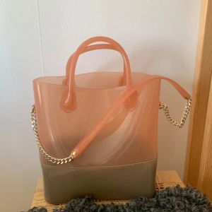 Kartell ”Grace K”väska - En otroligt fin och unik väska från Kartell som inte säljs längre. Den är aldrig använd och därmed i nyskick. 