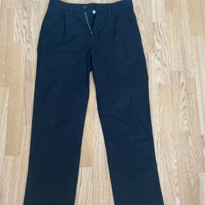 Baggy kostymbyxor  - Hej! Säljer nu ett par baggy kostym byxor i ett jättebra skick. Nästan oanvänd. Byxorna funkar till allt. Hör av dig vid eventuella frågor!