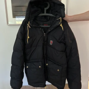 Fjällräven jacka  - Superfin Fjällräven jacka. Gott skick men tecken på användning. Säljer för att jag vill köpa en annan jacka. Har haft den på extremt kalla vinterdagar men har inte frusit något alls, så den gör verkligen sitt jobb.💕