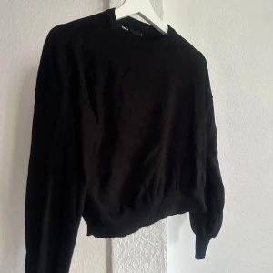 Svart tröja  - En fin svart kortare tröja i storlek L från Only. Men skulle säga att den passar M och även S då den är lite liten. 
