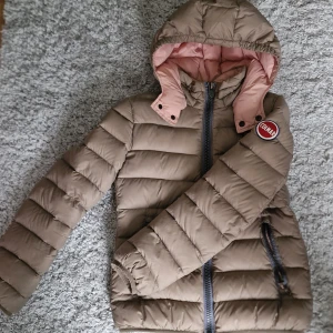 Colmar jacka - Nu säljer jag min colmar jacka som jag köpte på plick ca 1 år sedan. Väldigt liten i storlek, skulle säga att den passar XXS. Har ett hål på framsidan och ett vid dragkedjan men det är inget man märker. Nypris ca 3000kr. 