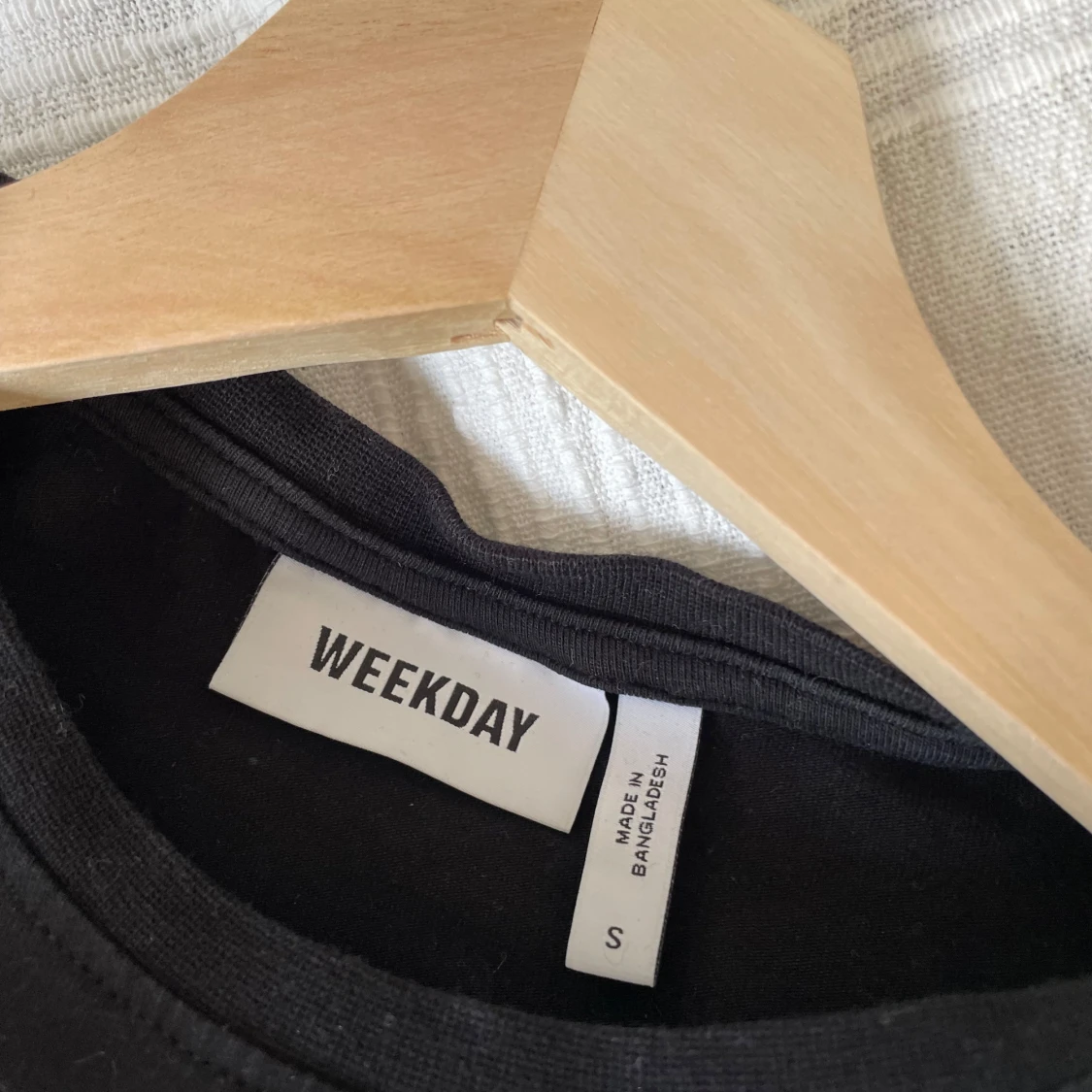 Svart croppad topp från Weekday - 91