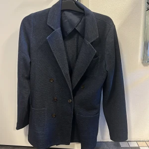 Stickad kavaj - Säljer en stickad kavaj från John Henric, skick 9/10 använd fåtal gånger. Nypris 1999:-