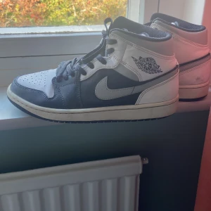 Nike Air Jordans i svart och vit - Säljer ett par Nike Air Jordans i svart och vit. De har en klassisk design med snörning och är i bra skick. Perfekta för både vardag och fest! Nypris 3999kr på merch Sweden! Fråga om ni har frågor eller vill ha fler bilder. Priset ej hugget i sten!