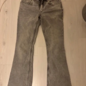 Lågmidjade bootcut jeans - Aldrig använda då jag råkade köpa modellen ”short” ❤️ nypris 400kr Köparen står för frakt 🌸