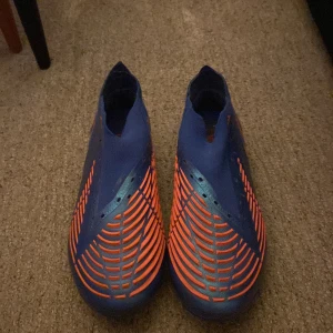 Fotbollsskor konstgräs - Adidas predator 2023 edge,använda men bra skick frakt tillkommer