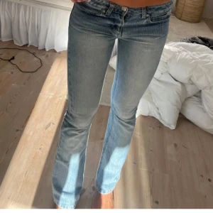Lågmidjade bootcut!!😍 - Långmidjade bootcut jeans!!😍helt perfekt älskar hur dem sitter❤️ Innerbens mått:80cm  Midja:37 cm