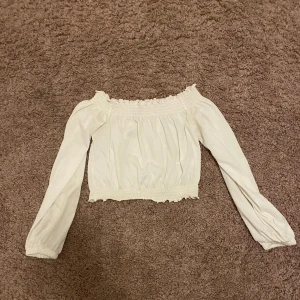 Vit topp - Topp/blus, aldrig använd, smal passform vid midjan🩷