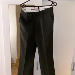 Kostymbyxor  - Mörkgröna kostymbyxor från Neo Noir. Storlek M. Oandvända, lapparna sitter fortfarande kvar. Skulle säga att de är lite små i storleken. Köpta för 699