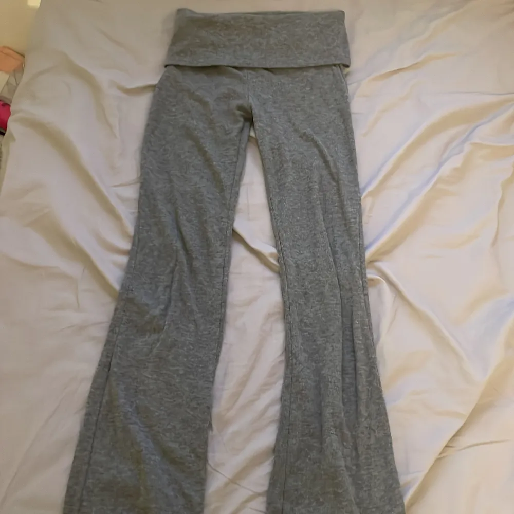 Grå yogapants från Gina tricot i storlek 146/152, bra skick, säljer eftersom de är för små💗nypris 200. Jeans & Byxor.