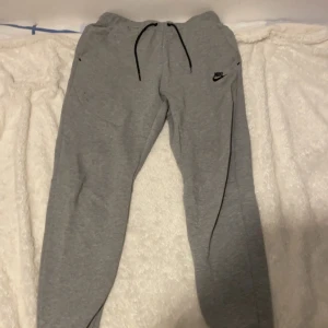 Nike tech fleece byxa - Hej säljer ett par Nike tech fleece byxor i storlek S. byxan har två fläckar som jag tror försvinner i tvätten.
