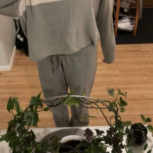 Stickad tröja  - Jätte skön stickad tröja i bra skick stor i storleken🌸