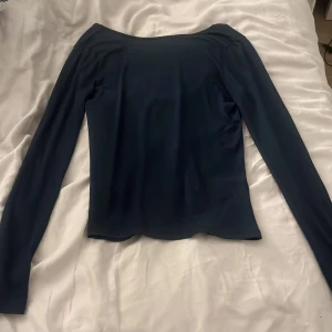 Open back tröja - Tröjan är marinblå och är open back i storleken S. Den är från lager 157 men har bara använt den 1 gång för det var fel storlek. 