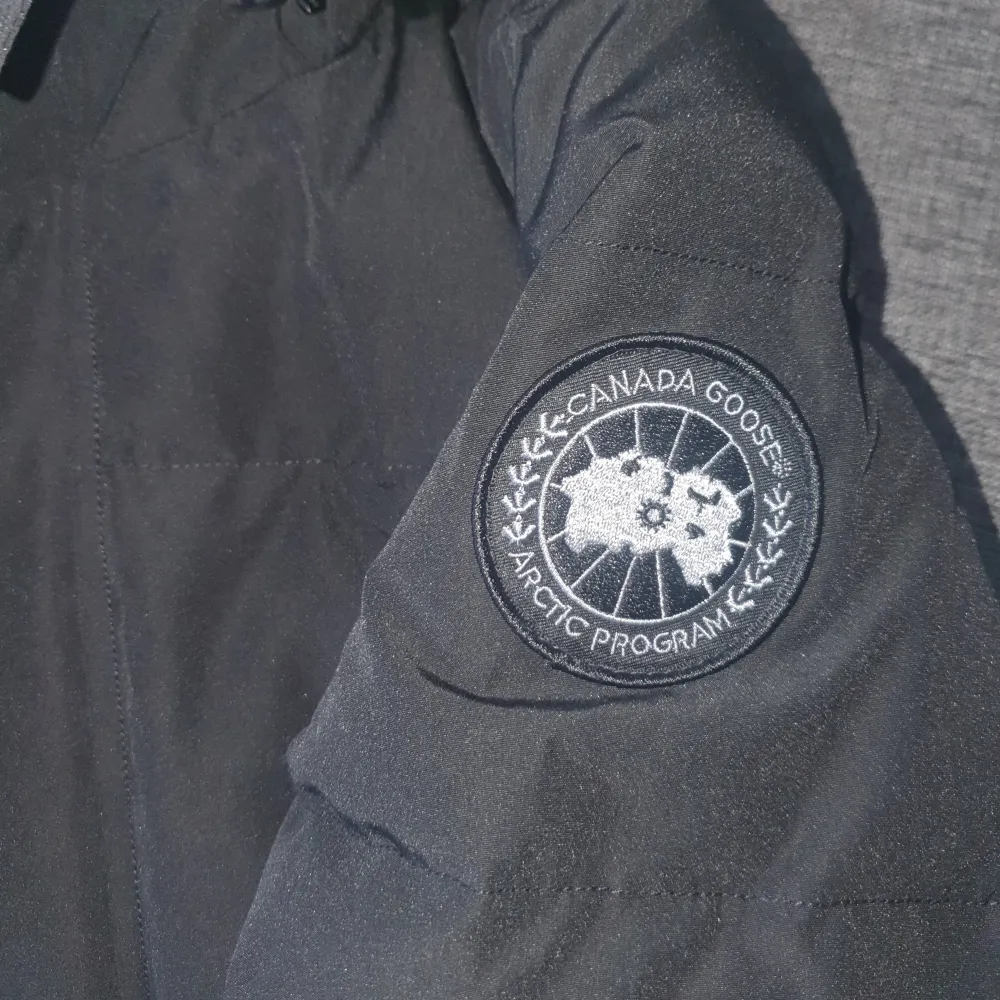 Helt ny canada goose jacka black label använd endast 2 gånger. Jackor.