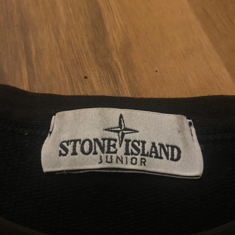 Säljer nu min stone island tröja för den har blivit för liten. Den är i super fint skick. Vet ej om den är äkta eller fejk. . Tröjor & Koftor.