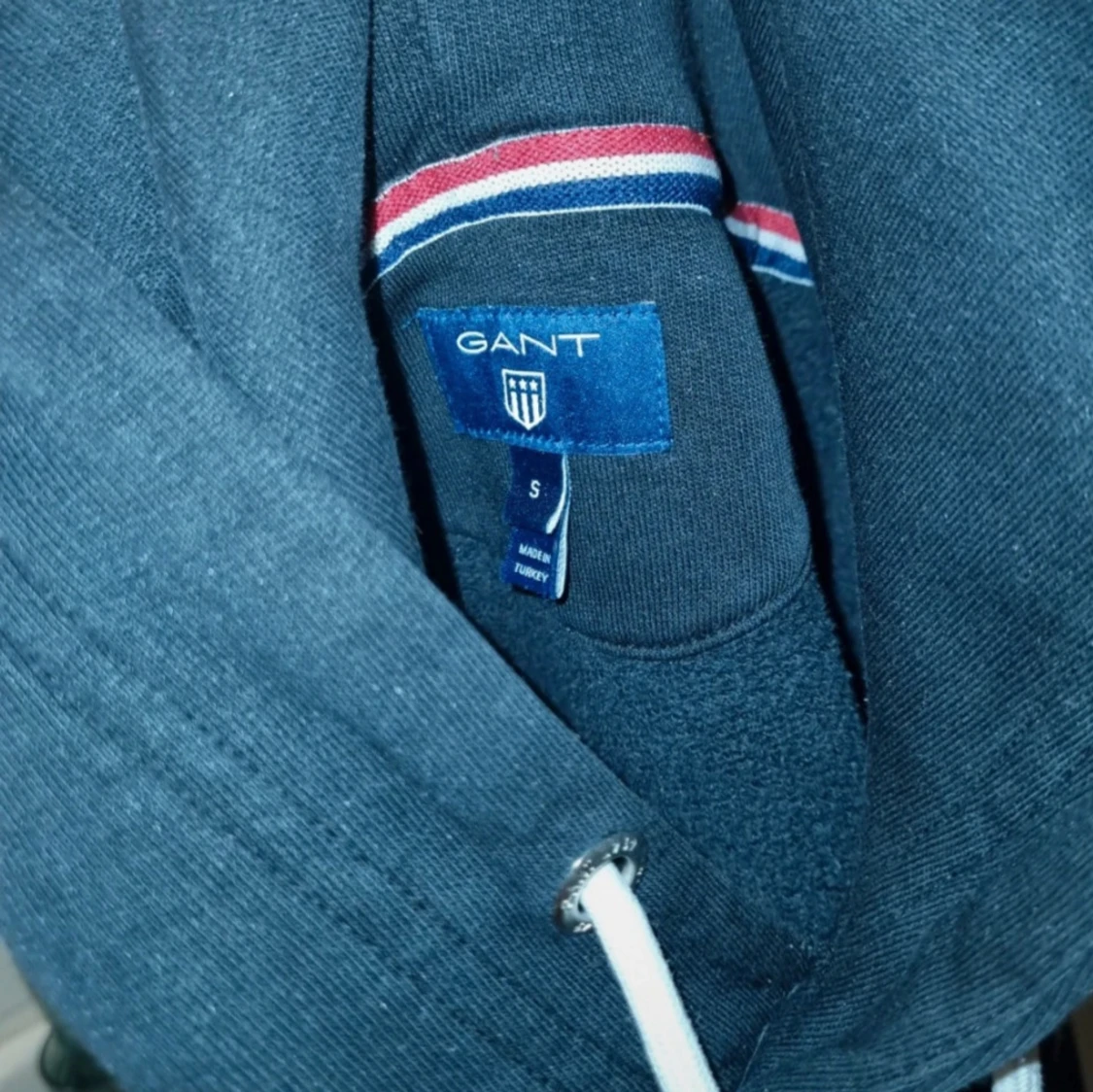 Mörkgrå hoodie från GANT - 90