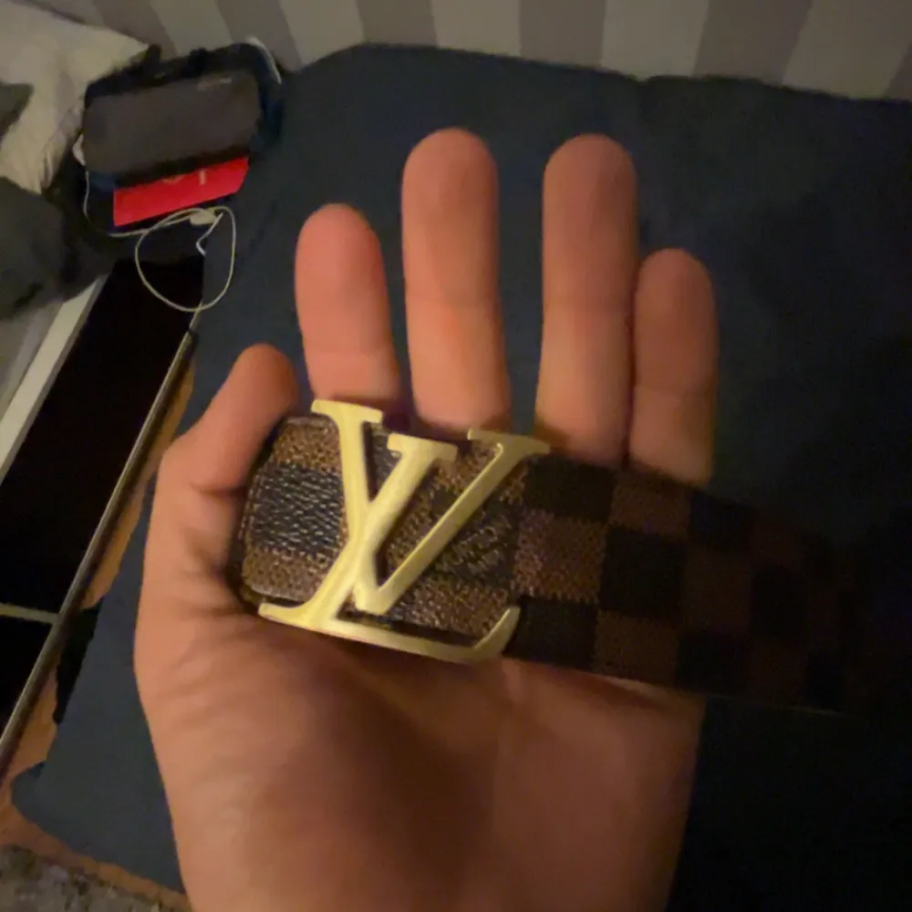 En använd Louis Vuitton bälte i helt okej skick, Riktigt skön och passar till mycket😇 priset kan diskuteras. Accessoarer.