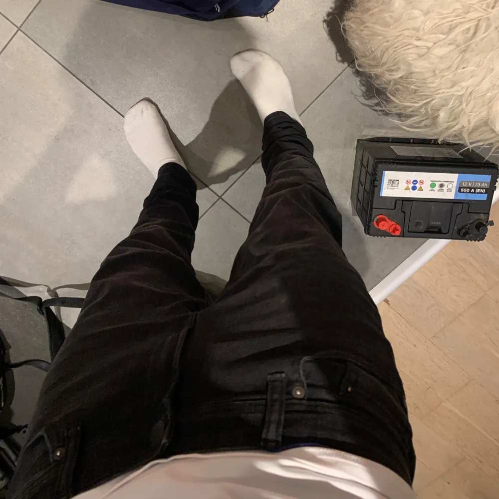 Ett par riktigt feta Jack&Jones jeans i färgen svart. Skick 10/10. Killen på bilden är 174. Dm vid frågor.. Jeans & Byxor.