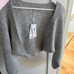 Stickad bolero Gina - Så fin o populär slutsålt stickad bolero från gina, storlek xs men skulle säga mer en S, helt ny men har hunnit dra av prislappen så därav kan jag inte lämna tillbaka den❤️
