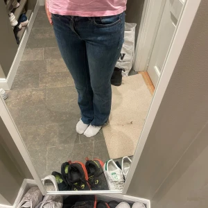 Bootcut Zara jeans - Jätte snygga low/mid waist jeans från zara 🩷🩷 Nypris runt 400