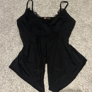 Linne med slits - Supersnyggt volanglinne med slits, användt många gånger men fint skick, perfekt till fest