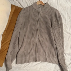 Stickad tröja  - Hej, jag vill sälja min tröja som jag använt ett antal gånger.