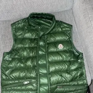 Hej! Säljer nu min skitsnygga väst från moncler, den är i fint skick, 8/10. Endast lagningar på ryggen gjorda av självaste moncler. Strl 3 motsvarar M. Skriv om ni har något fundering